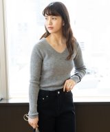 グレー