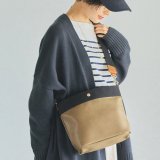 カーキブラウン
