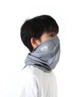 グレー