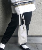グレー
