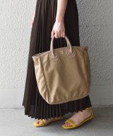 ベージュ