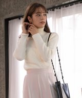 ホワイト×タートルネック
