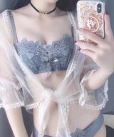 グレー