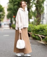 ベージュ