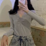 グレー