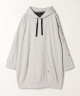 グレー