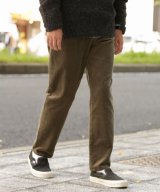カーキ