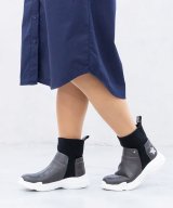グレー