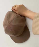 ベージュ