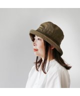 カーキ