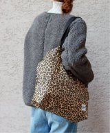 ベージュ