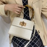 ベージュ