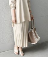 ベージュ