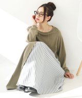カーキ