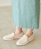 ベージュ