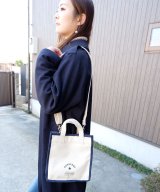 オフホワイト