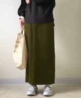 カーキ