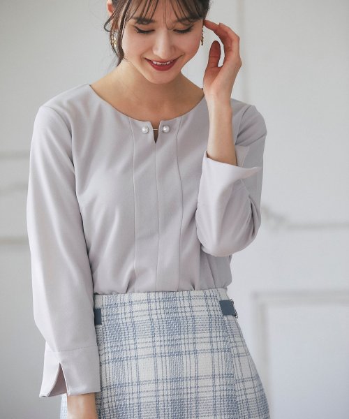 パールピン装飾スリット入りハイストレッチジョーゼットブラウス トッコクローゼット Tocco Closet D Fashion