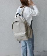 ベージュ