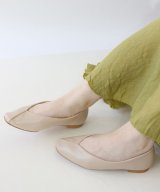 ベージュ