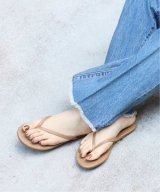 ベージュ
