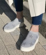 グレー