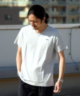 グレー