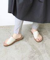 グレー