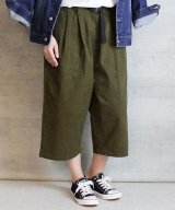 カーキ