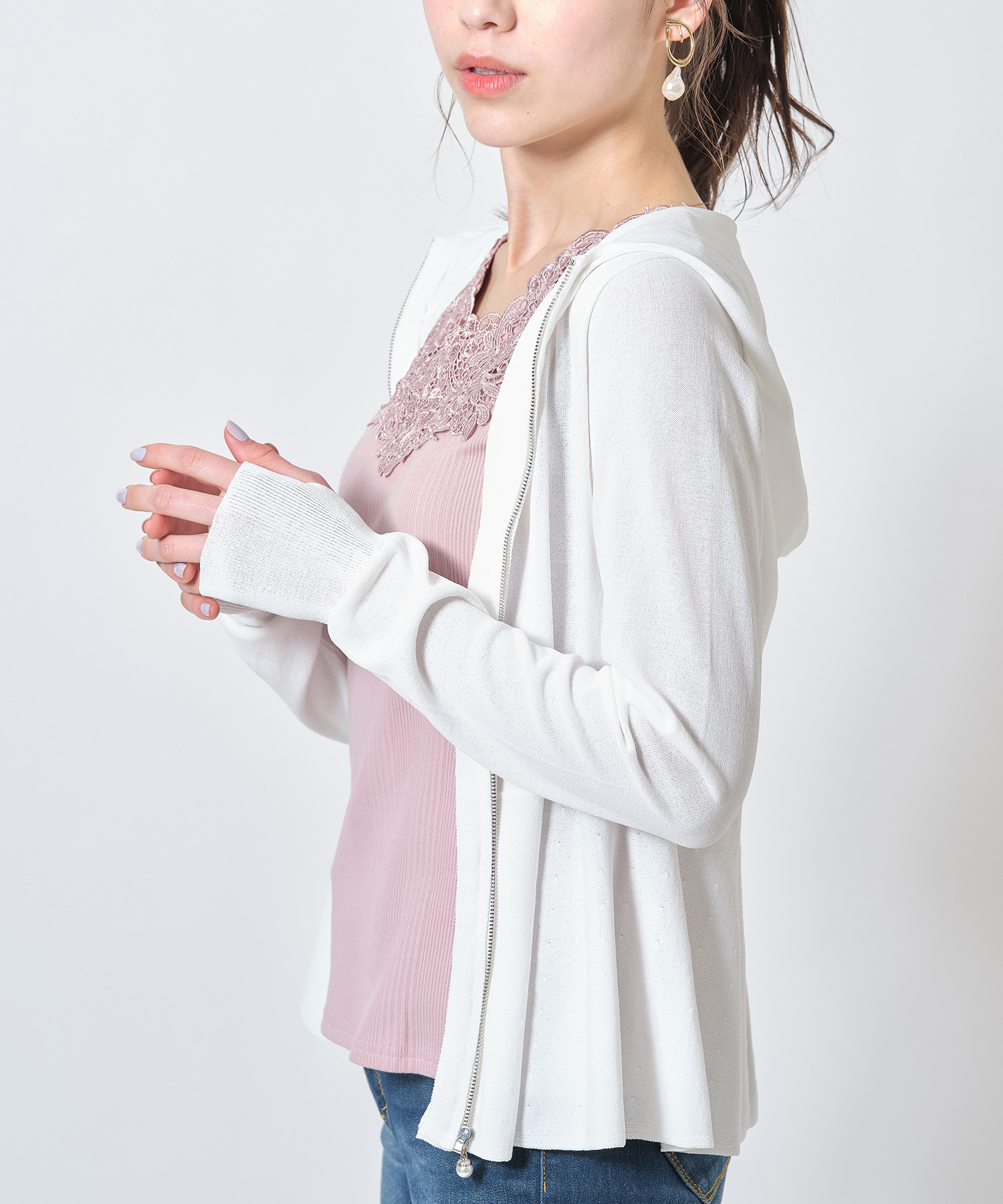 イエナ もっちりシルクコットンパール付きペプラムニット ホワイト 白 yori IENA（イエナ）の「《追加》パール付きペプラムニット◇（ニット