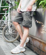 カーキ