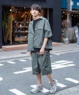 カーキ