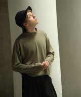 カーキ