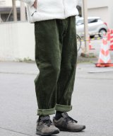 カーキ