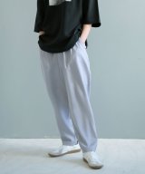 グレー