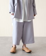 グレー