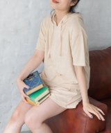 ベージュ