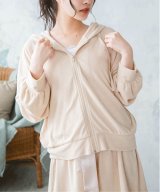 ベージュ