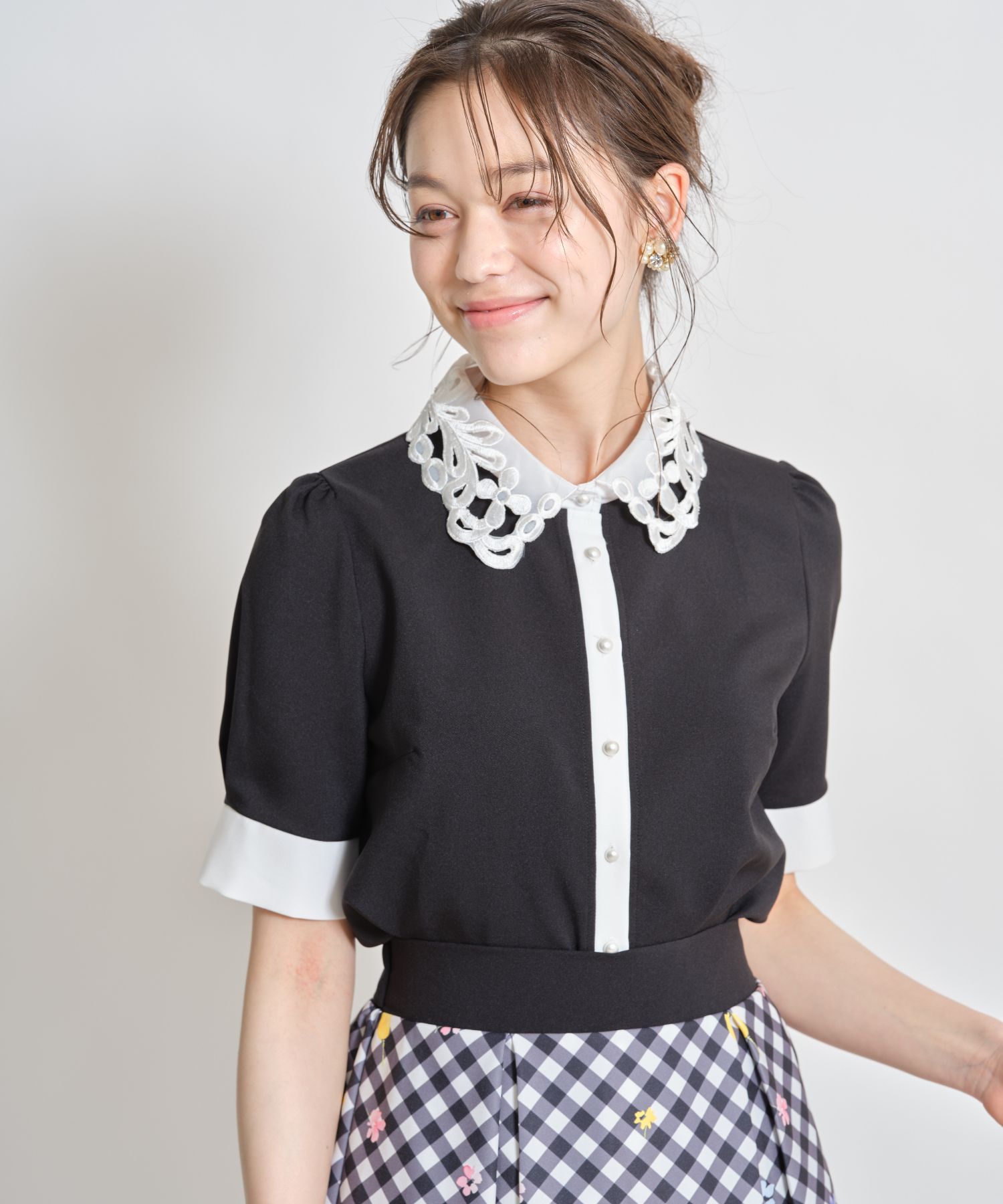 クーポン】カットワークフラワー刺繍襟付きパール釦ブラウス クーポン】カットワークフラワー刺繍襟付きパール釦ブラウス