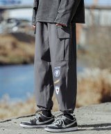 グレー