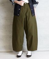 カーキ