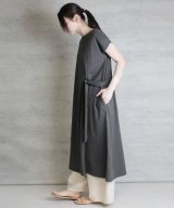 グレー