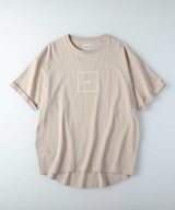ベージュ
