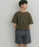 カーキ