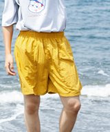 イエロー