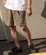 ベージュ