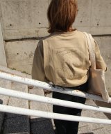 ベージュ