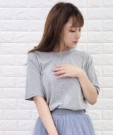 グレー