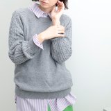 グレー