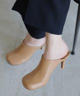 ベージュ